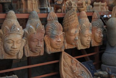 Buda, Vietnam 'ın Nha Trang kentindeki Po Nagar Kulelerine hediye olarak gider. 