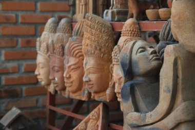 Buda, Vietnam 'ın Nha Trang kentindeki Po Nagar Kulelerine hediye olarak gider. 