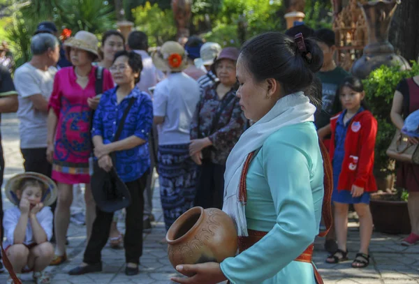 Uma Performance Dança Mulheres Vietnamitas Nagar Towers — Fotografia de Stock