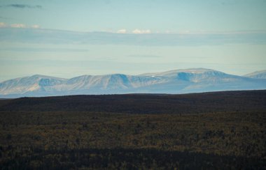 Norveç 'in Finnmark bölgesinin Lakselv kentinden muazzam dağların manzarası