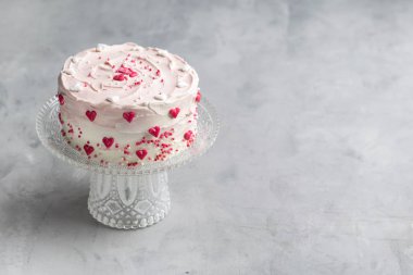 Açık renkli küçük kalpler ile pasta. Romantik aşk arka plan. Sevgililer günü kartı. Sevgililer günü, anneler günü, Doğum günü pastası Banner arka plan. Yatay.