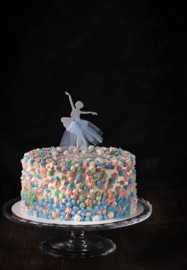 Bir güzel buttercream katlı pastayı balerin pasta topper ile dekore edilmiştir. Kutlamak için tatlılar kavramı.
