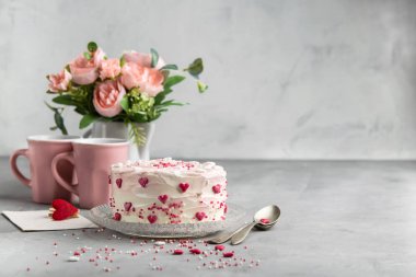 Kek küçük kalpler ve renkli çikolata kahve ile bir tabakta. Gri taş arka plan. Romantik aşk kavramı. Sevgililer günü, anneler günü, Doğum günü pastası kartı. Sevgiliye arka plan.