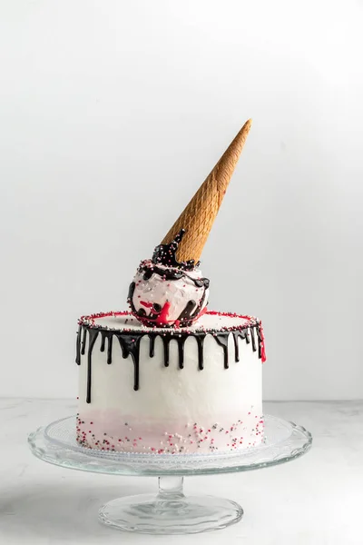 アイス クリーム コーンは 白い背景の上の層のケーキを誕生日 垂直方向 テキスト用の空き容量 — ストック写真