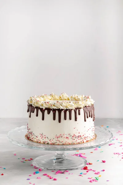 Aniversário Gotejamento Camadas Bolo Com Ganache Chocolate Polvilhas Fundo Branco — Fotografia de Stock