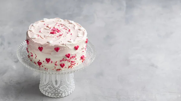 明るい背景に小さなハートのケーキ ロマンチックな愛の背景 バレンタイン カード 聖バレンタインの日 母の日 バースデー ケーキのバナーを背景します — ストック写真