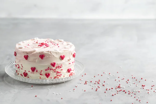 小さな心と明るい背景にカラフルな振りかけるとケーキ ロマンチックな愛の背景 バレンタイン カード 聖バレンタインの日 母の日 バースデー ケーキのバナーを背景します コピー スペース — ストック写真