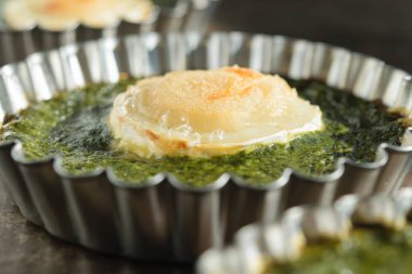 tartı peynir ve ıspanak ahşap bir masa üzerinde