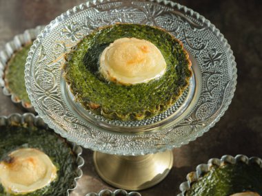 Tartı peynir ve ıspanak ahşap bir masa üzerinde. Sağlıklı gıda.