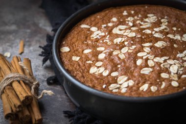 Kavrulmuş çırpma teli ve krem peynir ile havuç katman kek ile fındık ve ananas kesme