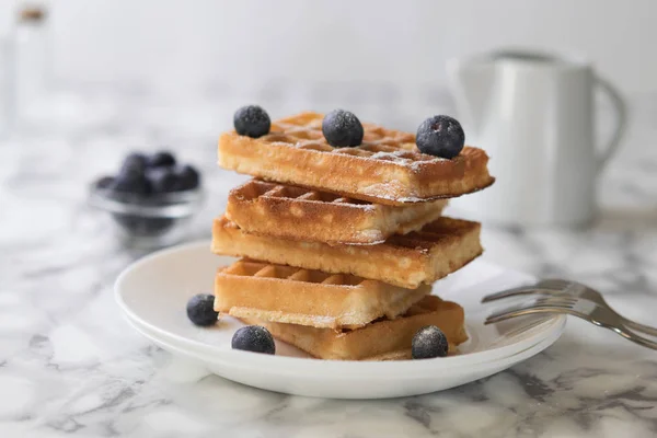 Rechteckige Waffeln Auf Einem Weißen Teller Mit Blaubeeren Vor Marmoriertem — Stockfoto