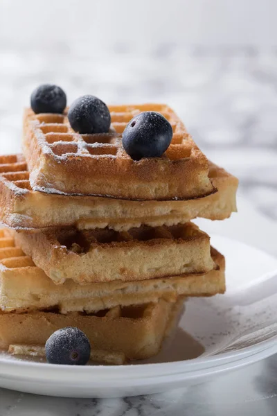 Rechteckige Waffeln Auf Einem Weißen Teller Mit Blaubeeren Vor Marmoriertem — Stockfoto