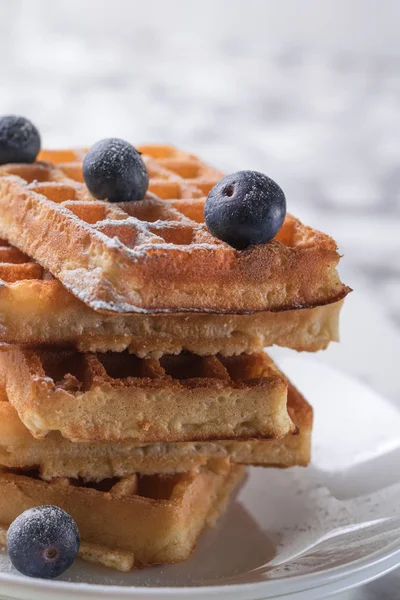 Rechteckige Waffeln Auf Einem Weißen Teller Mit Blaubeeren Vor Marmoriertem — Stockfoto