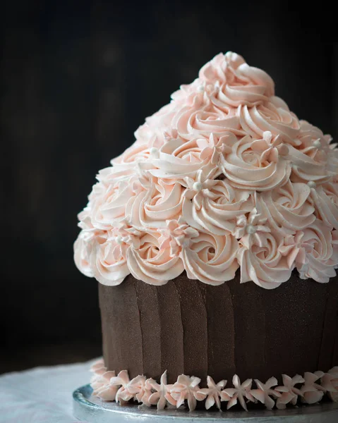 Bolo Cupcake Gigante Bonito Com Decoração Creme Rosa Mesa Madeira — Fotografia de Stock