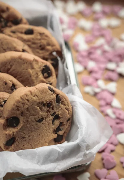 Шоколадне Печиво Маленькій Коробці Прикрашене Цукровими Сердечками Концепція Валентина — стокове фото
