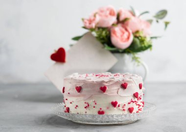 Kadar yakın bir pasta küçük kalpler gri bir arka plan ile dekore edilmiştir. Romantik aşk kavramı. Sevgililer, anneler günü, Doğum günü pastası arka plan kartı.