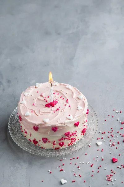 小さな心と灰色の背景にカラフルな振りかけるとケーキ ロマンチックな愛の背景 バレンタイン カード バレンタイン 母の日 誕生日ケーキ背景テキストのためのスペースを持つ 垂直方向 — ストック写真