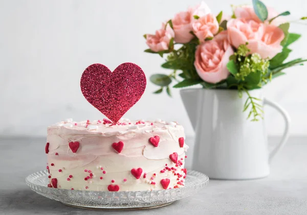 Gros Plan Gâteau Décoré Petits Cœurs Avec Une Garniture Gâteau — Photo