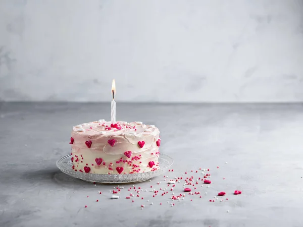 Gâteau Avec Petits Cœurs Des Saupoudres Colorées Avec Une Bougie — Photo