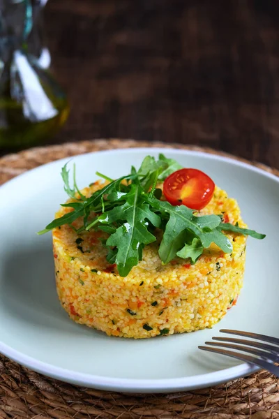Vegetarische Couscous Salade Met Groenten Courgette Wortelen Paprika Kruiden Fitness — Stockfoto