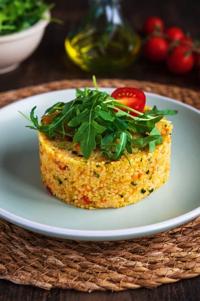 Vegetarische Couscous Salade Met Groenten Courgette Wortelen Paprika Kruiden Fitness — Stockfoto