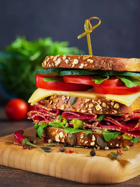 Close Dclose Delicioso Sanduíche Com Salame Queijo Legumes Frescos Tábua — Fotografia de Stock