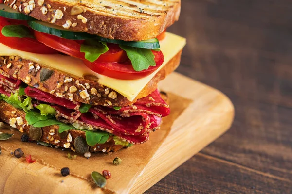 Close Dclose Delicioso Sanduíche Com Salame Queijo Legumes Frescos Tábua — Fotografia de Stock