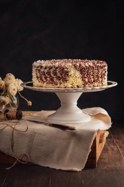 Rustik koyu arka plan üzerinde inanılmaz vintage çikolatalı kek. Alan, dikey kopyalayın. Kutlama kavramı. Trendy kek. -Görüntü.