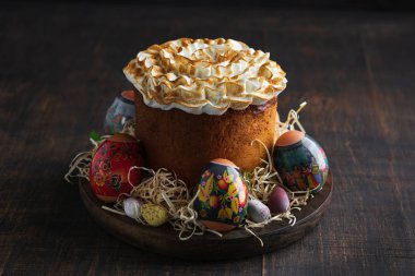 Geleneksel Rus Ortodoks Paskalya kulich kopya alanı rustik koyu zemin üzerine ekmek. Yatay.