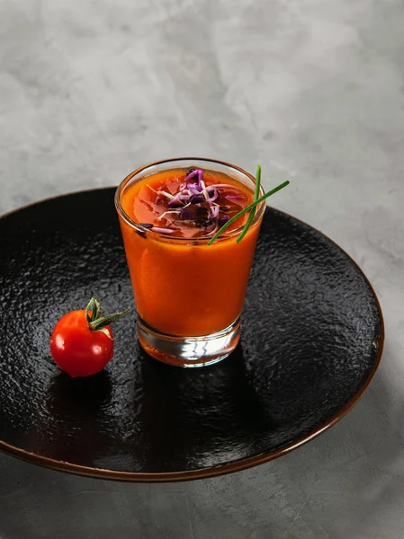 Metin için yer ile gri arka plan üzerinde bardaklarda lezzetli soğuk Gazpacho çorbası. Dikey.