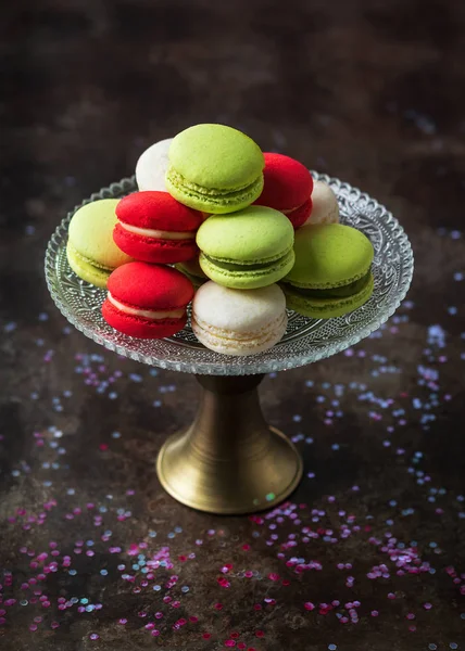 Macarons Traditionnels Français Colorés Dans Stand Gâteau Sur Fond Sombre — Photo