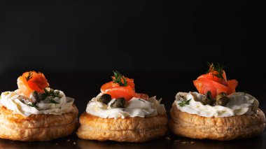 Füme somon tartlets aperatifler kopya alanı ile koyu bir bannerbackground tarihinde krem peynirli.