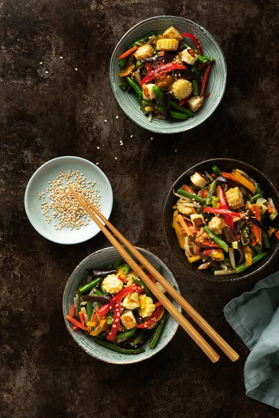 Verduras en tazón revuelva freír en wok sobre fondo oscuro de hormigón —  Fotos de Stock