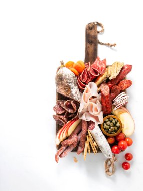 Soğuk et tabağı, kopya alanı ile beyaz arka plan üzerinde charcuterie. Geleneksel İspanyol tapas seçimi - chorizo, salchichon, jamon serrano, lomo, salam.