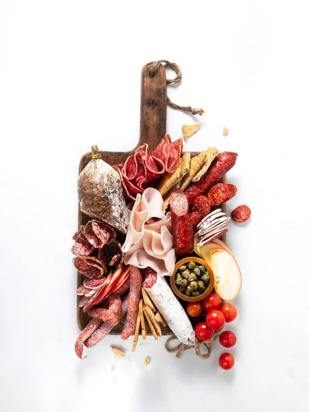 Koude vlees plaat, charcuterie op witte achtergrond met Kopieer ruimte. Traditionele Spaanse tapas selectie-chorizo, salchichon, Jamon Serrano, Lomo, salami. — Stockfoto