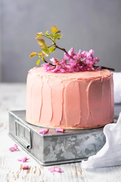 Gâteau rose romantique décoré de fleurs, style rustique pour les mariages, les anniversaires et les événements, fête des mères sur fond clair avec espace de copie . — Photo
