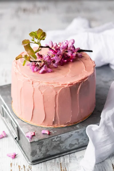 Gâteau rose romantique décoré de fleurs, style rustique pour les mariages, les anniversaires et les événements, fête des mères sur fond clair avec espace de copie . — Photo