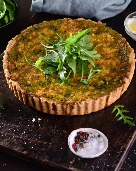 Quiche with spinach,arugula and cheese feta, gruyere on dark background with copyspace. Homemade, traditional french quiche pie. — Stock Photo, Image