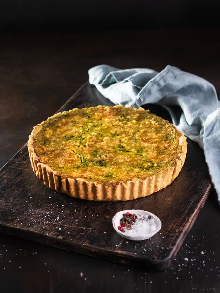 Ispanak, arugula ve peynir feta ile Quiche, copyspace ile koyu arka plan üzerinde gruyere. Ev yapımı, geleneksel Fransız quiche pasta.