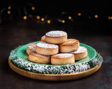 Tipik spansih Noel çerezleri Polvorones, mantecados, copyspace ile koyu ahşap arka plan üzerinde badem ile. Noel ve Yeni Yıl kutlama konsepti. Tatil dekorasyonu.