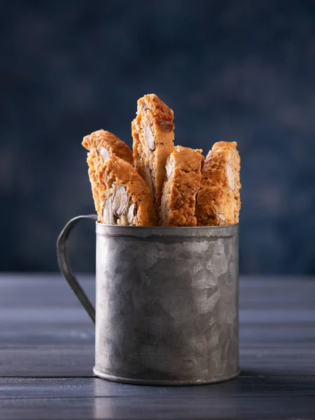 Традиційні італійські файли cookie cantuccini як сільський фон — стокове фото