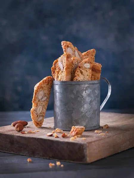 Традиційні італійські файли cookie cantuccini як сільський фон — стокове фото