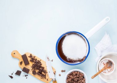 Hamur hazırlama tarifi kek, brownie, kekler, cupcakes ingridients, gıda düz Hafif arka plan, metin alanı yatıyordu. Tereyağı, çikolata, kakao, şeker, fırın pişirme ile çalışmak. Metin alanı.