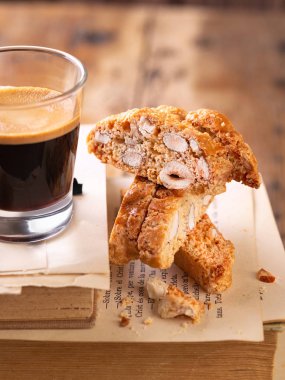Badem fındık ve kahve ile geleneksel hamur işleri, İtalyan ev yapımı biscotti çerezleri veya cantuccini. Kopyalama alanı ile ahşap arka plan. Yakından kapatın. Natürmort konsepti, fırın ürünü.