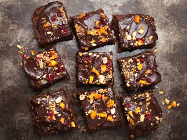 Çikolatalı kek, fındık ve koyu arka plan meyve ile tatlı, doğrudan yukarıda. Diyet kavramı, vegan.