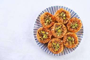 Kuş yuvası baklava 'ya yakın, arka planda şam fıstığı var. Nükteli yazılar için yer var. Üst görünüm.