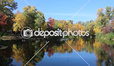 sonbahar yatay, renkli ağaçlar göle doğa suya yansıyan