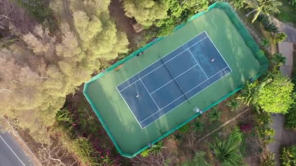 Las Chicas Están Jugando Tenis Cancha Atardecer Vista Aérea Gran — Vídeo de stock