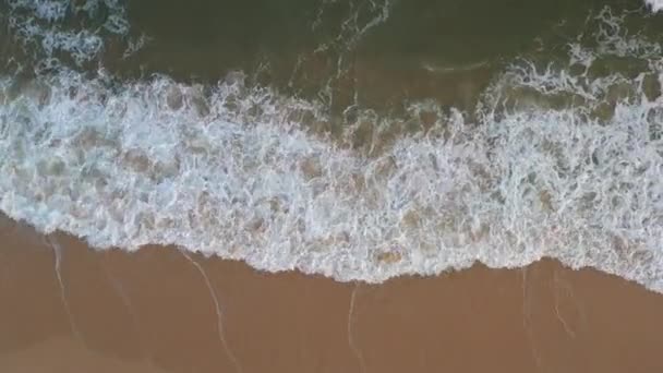 空中俯瞰美丽的海浪 海浪冲击着海岸 蓝色的水和金色的沙子蓝色海面上的夏日落日 — 图库视频影像
