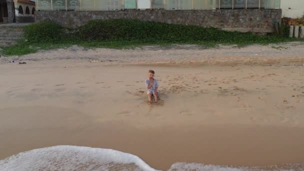 Счастливый Ребенок Бежит Пляжному Морю Закат Теплый Свет Золотой Песок — стоковое видео